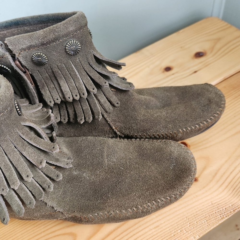 Minnetonka Women’s Double Fringe Side Zip Suede Boots – Green/Grey – Size 8 - Picture 4 of 10